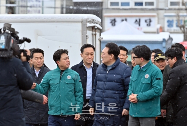 김태흠 충남도지사가 윤석열 대통령과 한동훈 국민의힘 비상대책위원장 등에게 서천특화시장 임시 개설과 신축을 위한 지원을 건의했다. 김 지사는 화재 발생 및 피해 현황, 복구 대응 추진 상황 등을 설명하고, 서면 등을 통해 특별교부세 170억 원 지원을 요청했다.