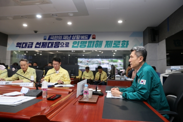 지난해 이강덕 시장 주재로 개최한 극한 호우 대비 위험 대응 회의.