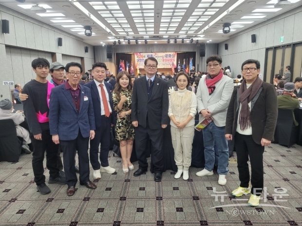 김만수 송해아트홀 관장, 우대권 한국영화배우협회 실장, 진이자 샛별아트 대표, 송일영 국제엔젤봉사단 명예위원, 오이예 가수, 강태우 국제엔젤봉사단 상임대표, 홍성덕 우리것보존협회 사무총장, 박진 감독, 방형석 배우