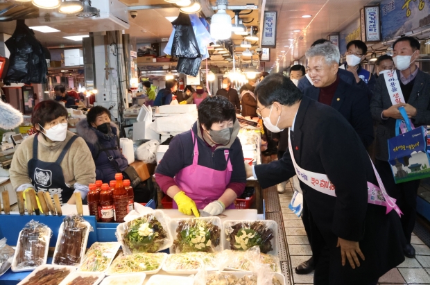 주낙영 시장이 지난해 1월 중앙시장을 방문해 상인들을 격려하고 있다.