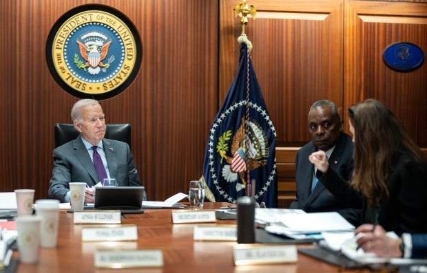 바이든 대통령이 로이드 옿스틴 국방방관과 이야기를 나누고 있다/사진 ; 소셜미디어 X(엣. 트위터)