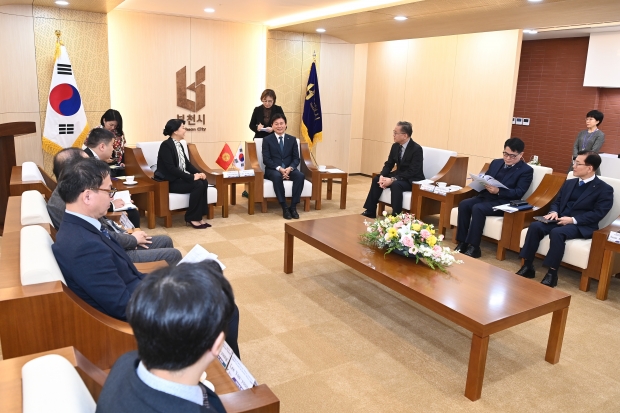조용익 부천시장은 부천시에 방문한 주한 키르기즈공화국 아이다 이스마일로바 대사를 접견하고 키르기스스탄과 상호발전을 위한 교류 방안을 논의했다.
