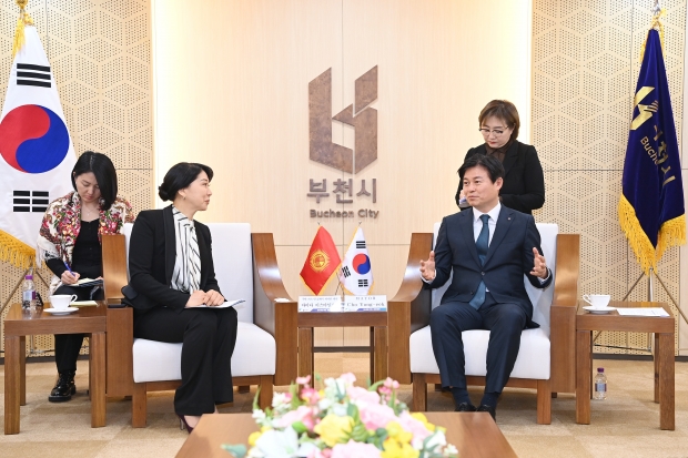주한 키르기즈공화국 대사(왼쪽)와 부천시장(오른쪽)이 앞으로의 협력 방안에 대해 대화를 나누고 있다
