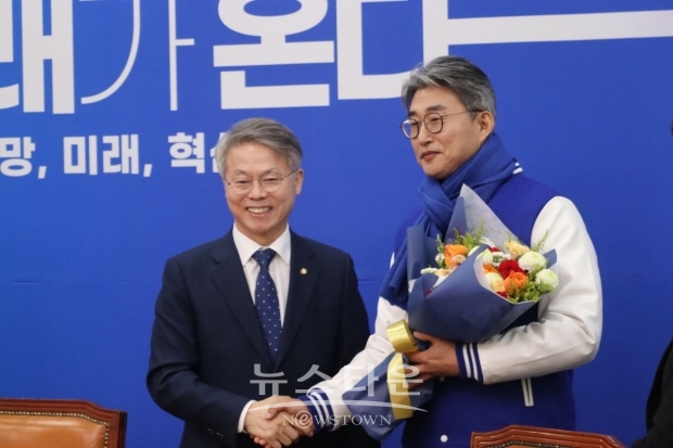 더불어민주당 인재영입식 민형배 의원(좌)과 노종면 전 YTN 기자(우)/민형배 의원 SNS