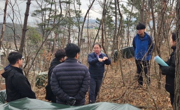 경주시가 소나무재선충병의 효율적인 방제를 위해 지난 1일 산림청 산림재난긴급대응반, 방제사업 참여업체 등 10여명이 참석한 가운데 석장동 일대에서 민간 합동 점검을 실시했다.