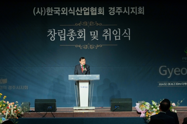 주낙영 시장이 6일 경주시지회 창립총회 및 초대 지회장 취임식에 참석해 축하를 하고 있다.