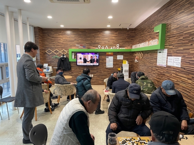 포항시가 최근 해도어르신센터를 방문해 포항촉발지진 소송과 관련해 어르신들에게 홍보하고 있다.