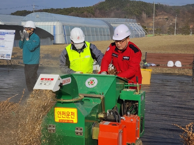 산불 방지를 위한 영농부산물 파쇄를 시연하고 있다.