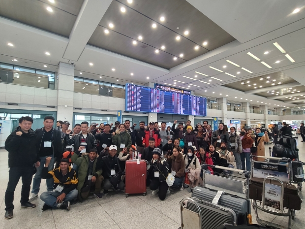 경주시가 지난해 이어 올해도 외국인 계절근로자 제도를 도입하는 가운데, 지난달 29일 인천국제공항을 통해 입국한 캄보디아 국적의 외국인 계절근로자들이 입국 직후 기념촬영을 하고 있다