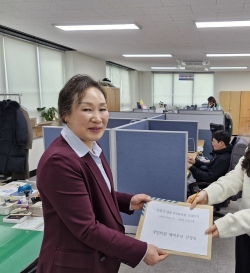 강경숙 남동구의원 예비후보가 예비후보 등록을 하고 있다.