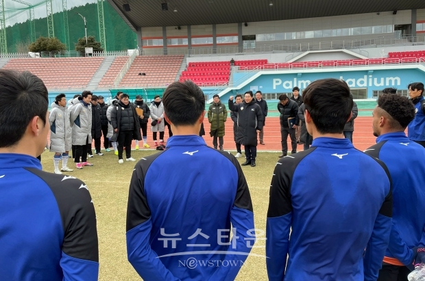 충남아산FC 박경귀 구단주가 지난 2월 15일 2차 동계전지훈련지인 전라남도 순천시를 찾아 선수단을 격려했다. 박 구단주는 선수단 및 관계자의 노고를 격려하기 위해 만찬 자리를 마련했다.