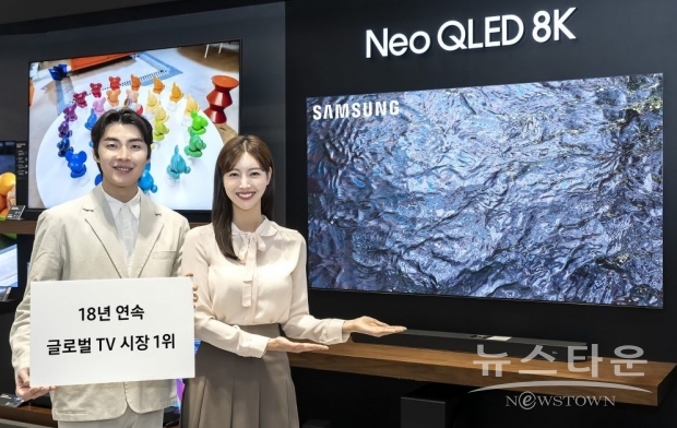 삼성전자 모델이 18년 연속 글로벌 TV 시장 1위를 달성한 삼성전자의 TV 제품들을 선보이고 있다./ 삼성전자 제공
