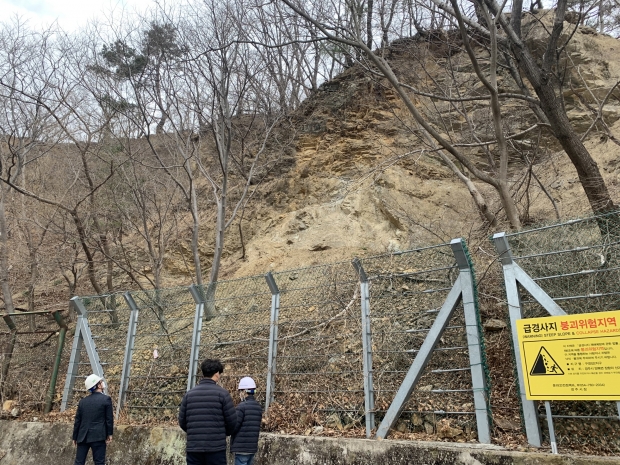 경주시가 지역 내 해빙기 취약시설을 대상으로 안전점검에 나선 가운데, 공무원들이 급경사지 붕괴위험지역인 양북면 장항리 구경감2지구를 점검하고 있다.