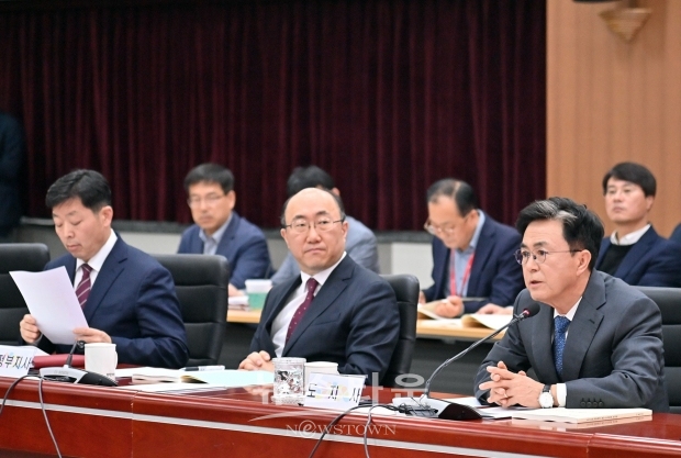 2월 20일 충남도청 대회의실에서 김태흠 충남도지사(사진/우측)와 실국원장 등 50여 명이 참석한 가운데 ‘2025년 정부예산 확보 추진 전략 보고회’를 개최했다.