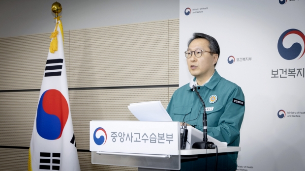 중앙사고수습본부 부본부장인 박민수 보건복지부 2차관이 브리핑을 하고 있다 / 보건복지부