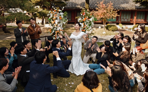 경주시가 예비부부·예비보모를 위한 다양한 지원에 나선 가운데, 지난해 ‘행복결혼식 지원’ 사업으로 경주문화원에서 열린 결혼식 모습.
