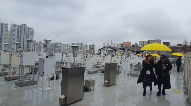 도시대기측정소 및 미세먼지 수동시료채취기에 대한 설명을 듣고 있다.