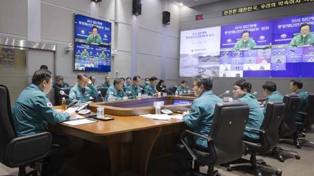 지난 25일 열린 의사 집단행동 대응 중앙재난안전대책본부 회의 관계부처 비상진료체계 운영현황 및 집단행동 대응전략을 논의했다. / 보건복지부