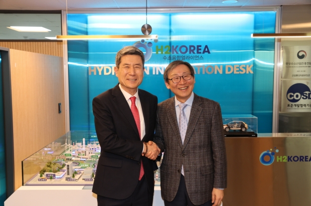 26일 수소융합얼라이언스를 방문한 이강덕 포항시장(왼쪽)과 문재도 H2 KOREA 회장(오른쪽)이 기념 사진을 찍고 있다.
