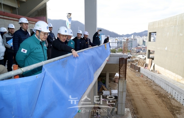 홍태용 김해시장이 2월 27일 제105회 전국체육대회 주경기장인 김해종합운동장을 현장 점검했다. 홍 시장은 전광판, 성화대, 관람석, 지붕철골, 골조공사, 내부마감공사 등을 점검하고 현장 근로자들을 격려했다.