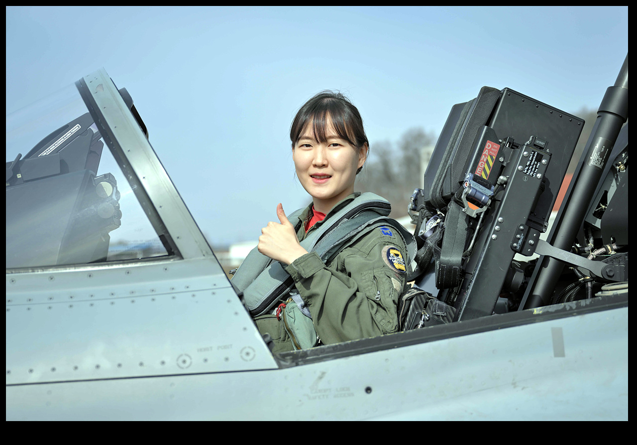 이경은 대위가 주기종 전투기(FA-50)에서 엄지를 치켜들고 있다.