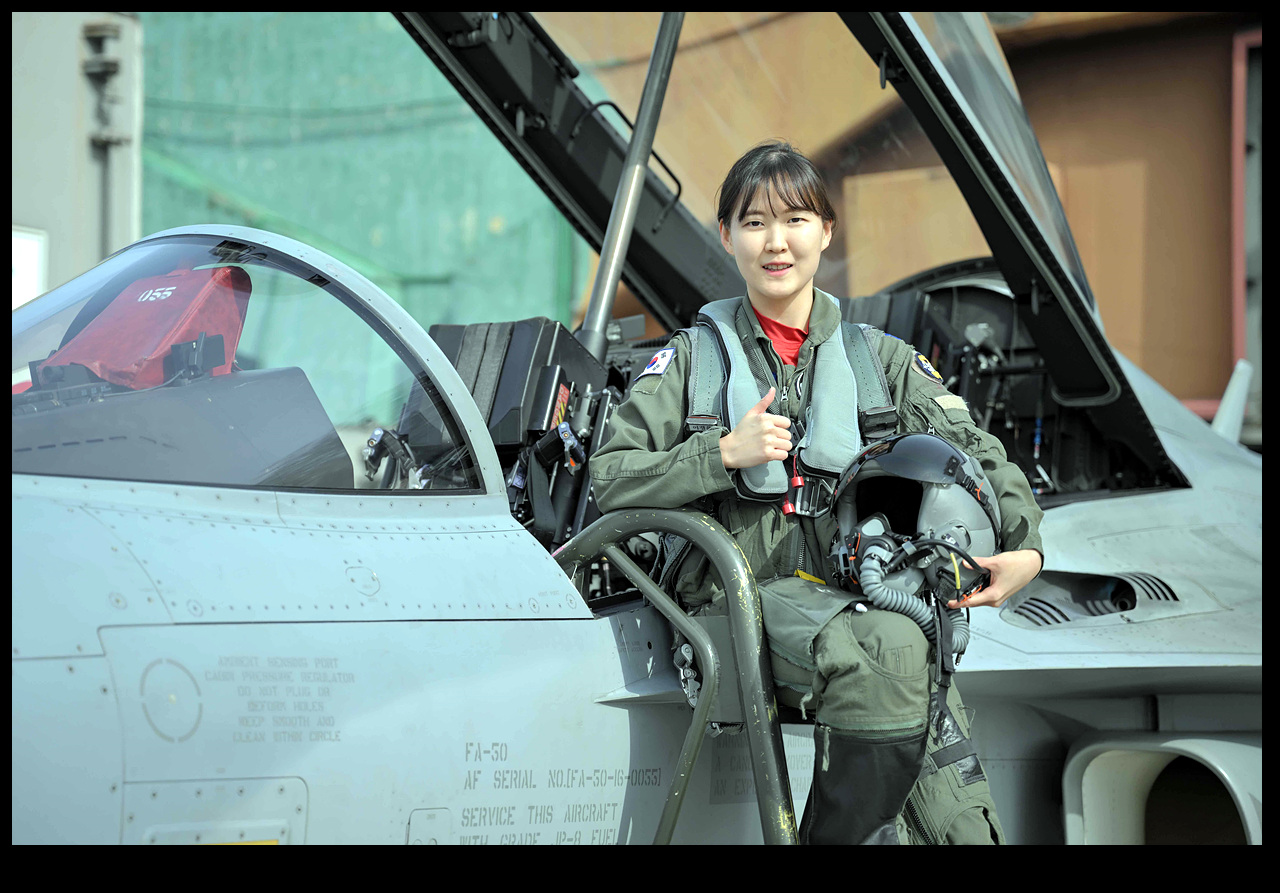 이경은 대위가 주기종 전투기(FA-50)에서 엄지를 치켜들고 있다.