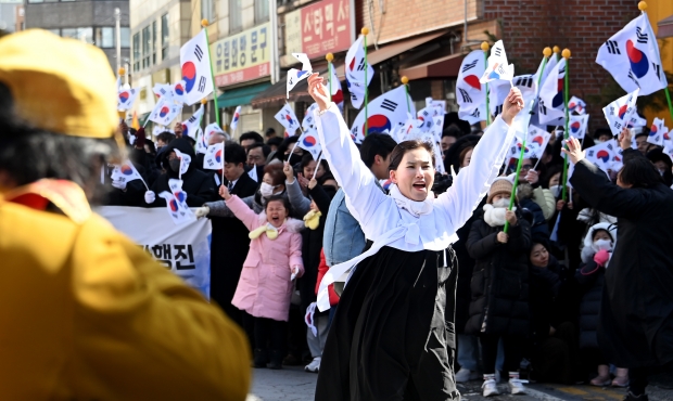 유정복 인천광역시장이 제105주년 3.1절인 1일 창영초등학교 일대에서 시민들과 만세운동 시가행진을 재현하고 있다.