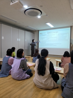 부평경찰서 소속 APO(학대예방경찰관)가 관내 국공립어린이집을 찾아 보육교직원을 대상으로 아동학대 예방 교육을 실시하고 있다.