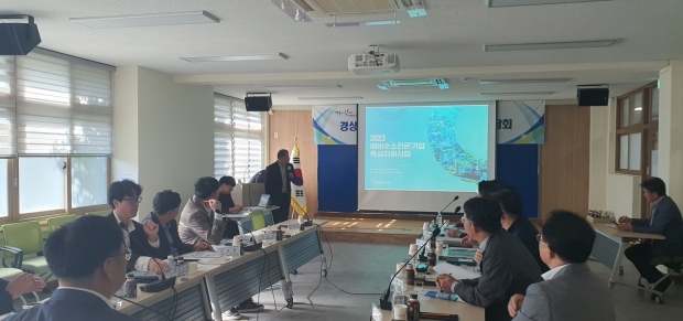 지난해 열린 경상북도 수소전문기업 육성사업 간담회에서 ‘2023 예비수소전문기업 육성지원사업’ 중간 성과에 대해 보고하고 있다