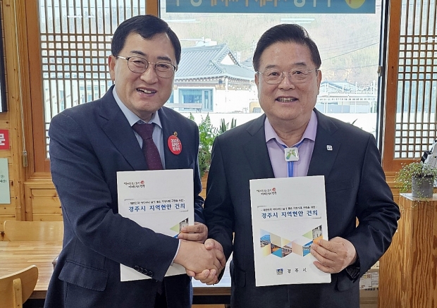 주낙영 경주시장이 우동기 지방시대위원장을 지난 주말 경주의 한 한식당에서 만나 지역 현안 사업에 대해 논의하고 있다