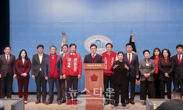 국민의힘 이명수 의원이 3월 14일 국회 소통관에서 기자회견을 열고 김영석(아산갑), 전만권(아산을) 국민의힘 예비후보를 지지하며, 총선 필승을 위해 동료시민들과 함께 혼신을 다하겠다고 밝혔다.