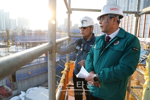 홍태용 김해시장이 지난 3월 13일 해빙기 안전사고 예방을 위해 주요 취약시설에 대한 안전점검을 실시했다. 홍 시장은 공동주택 건설이 진행 중인 신문동 건설현장을 방문하여 옹벽시설 이상 유무, 안전관리 실태, 건설현장 안전사고 취약공종 시공 실태와 품질관리 등을 점검했다.