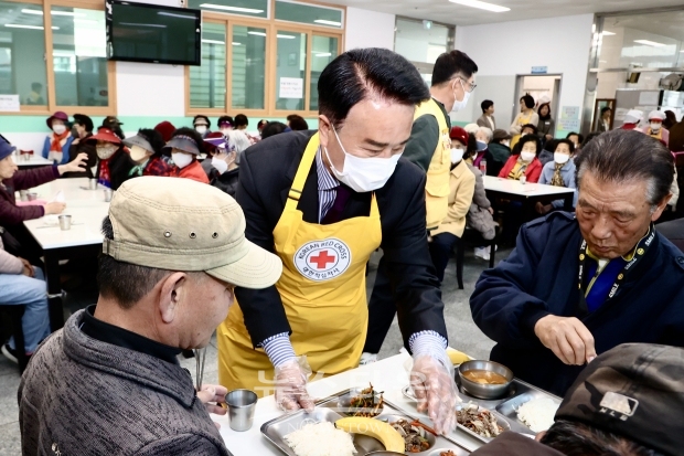 삼천포노인복지관 무료 경로식당 급식 봉사활동(박동식 사천시장)