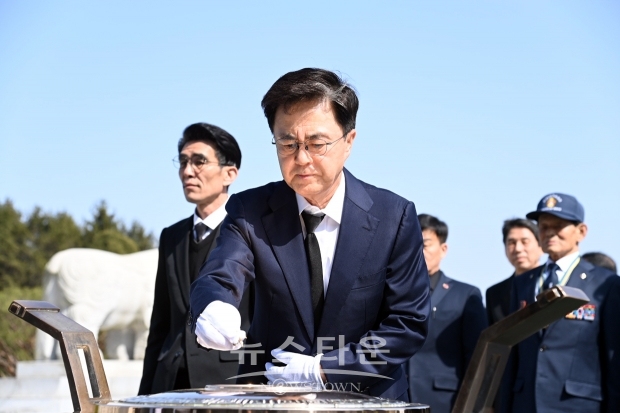 김태흠 충남도지사가 3월 18일 ‘제9회 서해수호의 날’을 맞아 국립대전현충원을 방문해 제2연평해전·천안함 묘역을 참배했다. 김 지사는 현충탑에 헌화·분향하고 전사자 묘역을 찾아 국토 수호를 위해 자신의 생명을 희생한 호국영령의 고귀한 넋을 기렸다.