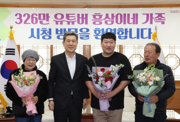 이강덕 포항시장이 19일 시청 대외협력실에서 유튜브 채널 ‘흥삼이네’ 가족과 지역 농특산물의 소비확산을 위한 협력 방안을 논의한 후 기념촬영을 하고 있다.