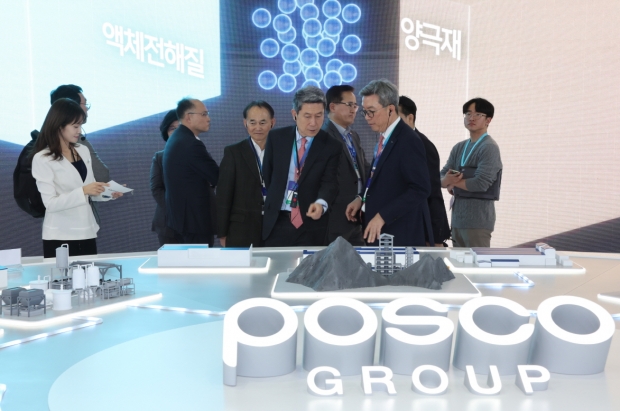 지난 6일 ‘인터배터리 2024’를 방문한 이강덕 포항시장이 포스코그룹의 이차전지 소재 전시물을 둘러보고 있다.