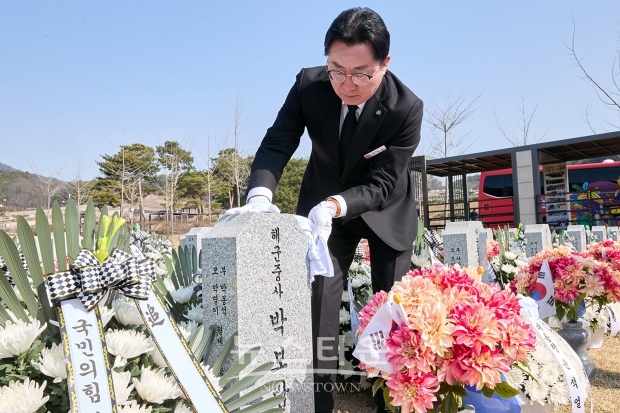 박경귀 아산시장이 3월 22일 제9회 서해수호의 날을 맞아 국립대전현충원을 방문, 제2연평해전·천안함 사건으로 전사한 서해수호 55용사 묘역에 참배했다. 박 시장은 또 아산시 출신 고 박보람 중사 묘역이 있는 천안함 전사자 묘역을 찾아 비석을 닦으며 숭고한 희생을 기리고 넋을 위로했다.