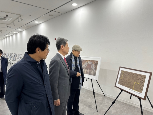 25일 3.1운동·광복 사진 전시회 개막 테이프 커팅식.