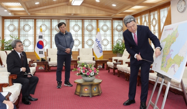 이강덕 포항시장이 3일 시청 대외협력실에서 유희동 기상청장에게 포항시 안전도시 종합추진 계획에 대해 설명하고, 지역 현안 사업을 건의하고 있다.