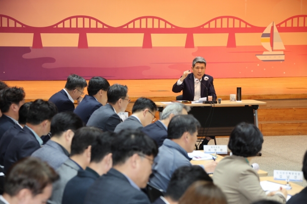 이강덕 포항시장이 4월 확대 간부회의를 4일 주재하며 일자리와 정주여건 혁신을 통해 선진 도시로 도약에 만전을 기울여줄 것을 당부했다.