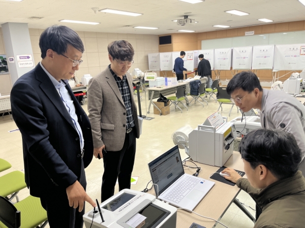 박재관 자치행정실장이 사전투표가 진행될 예정인 포항시의회 드림스타트 회의실을 4일 방문해 투표소를 점검하고 있다.