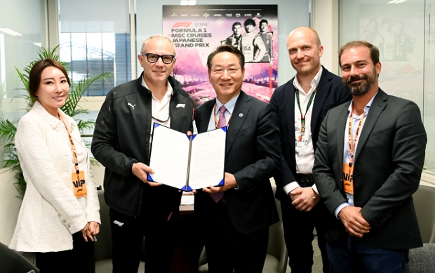 지난 6일 일본을 전격 방문한 유정복 인천시장이 스즈카 그랑프리에 참석 중인 포뮬라 원 그룹(Formula One Group)의 스테파노 도미니칼리(Stefano Dominicali) CEO 등 F1 책임자 등을 만나 F1 인천 그랑프리 개최 의향서를 전달하고 있다.