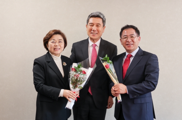 이강덕 포항시장이 11일 제22대 국회의원 선거 김정재(포항 북구)·이상휘(포항 남구·울릉) 당선인을 만나 당선을 축하하며 지역을 위해 힘을 모아갈 것을 당부했다.