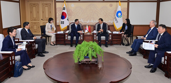 황효진 글로벌도시정무부시장이 15일 시청 대접견실에서 중국 산둥성 바이위강(白玉刚) 상무위원을 접견하고 있다.출처 : 내외일보(http://www.naewoeilbo.com)