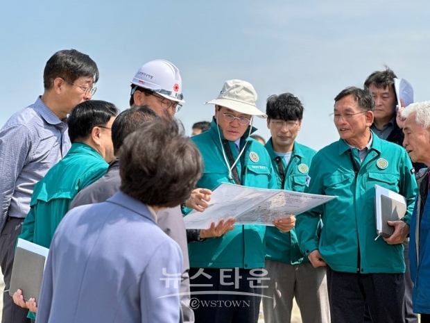 청양군이 최근 청남면 지천 제방복구사업장 및 인양배수장을 방문하여 지역주민들과 함께 공사 진행 과정과 배수장을 점검했다.