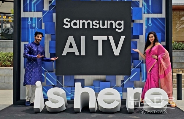 삼성전자 모델이 삼성 ‘AI TV’를 소개하고 있다./ 삼성전자 제공