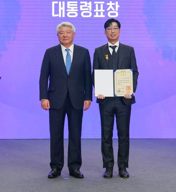 사진: 수여식 후 기념 촬영을 하고 있는 김홍일 방송통신위원회 위원장(왼쪽)과 샌즈랩 김기홍 대표이사(오른쪽). 출처: 샌즈랩