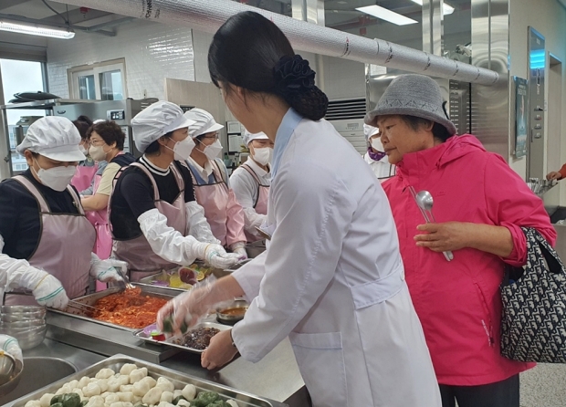 지난 29일 신라회 회원 10명은 경주시노인종합복지관에서 중식 배식과 설거지 등 어르신을 위해 구슬땀을 흘리고 있다.