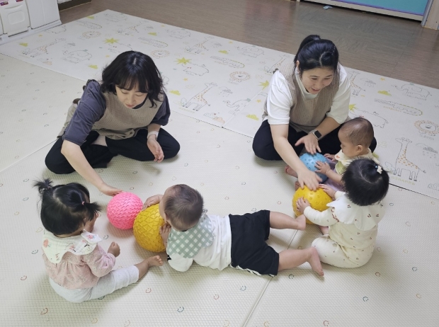 0세아 전용 어린이집에서 아이들을 돌보고 있다.