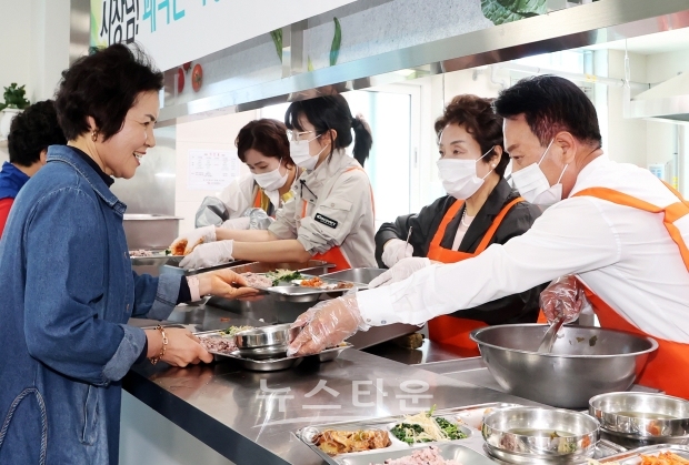 박동식 사천시장 부부가 5월 2일 사천시장애인종합복지관 무료 급식 현장을 찾아 지역 장애인들을 대상으로 급식 봉사활동을 펼쳤다. 박 시장은 장애인들에게 점심 식사를 제공하고, 장애인들의 애로사항을 청취하는 등 소통의 시간을 함께 가졌다.